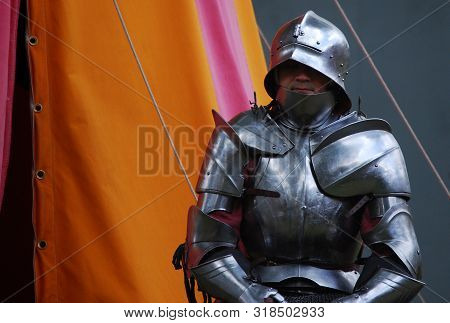 London / England Uk - Agoust 22, 2008: Free Rappresentation Of Knights Fight Outside The London Towe
