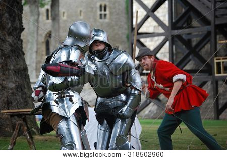 London / England Uk - Agoust 22, 2008: Free Rappresentation Of Knights Fight Outside The London Towe