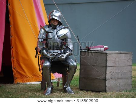 London / England Uk - Agoust 22, 2008: Free Rappresentation Of Knights Fight Outside The London Towe