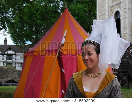 London / England Uk - Agoust 22, 2008: Free Rappresentation Of Knights Fight Outside The London Towe