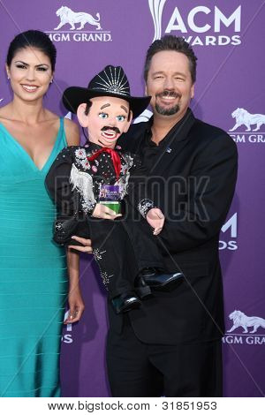 LAS VEGAS - APR 1: Terry Fator ankommer på 2012 Academy of Country Music Awards på MGM Grand Gar