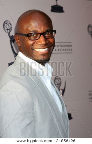 LOS ANGELES - 2 aprile: Taye Diggs arrivando presso il 