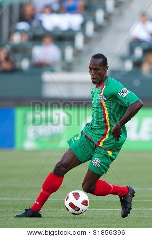 CARSON, CA. - 6 giugno: Grenada M Ricky Charles #9 in azione durante il CONCACAF Gold Cup 2011 gruppo B