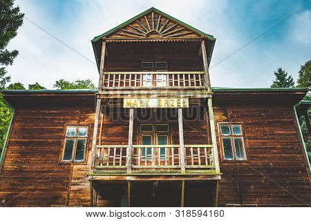 Iwonicz Zdroj, Poland - 13.08.2019: Old Town In Poland Iwonicz Zdroj. View At Old Wooden Resort Maly