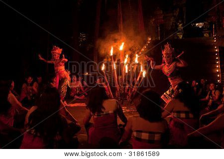 BALI, Indonesien - APRIL 4: Præsentation af traditionelle balinesiske kvinder Kecak brand dans på April 4, 2