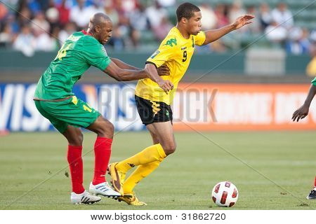 CARSON, CA. - 6 giugno: Grenada D Leon Johnson #14 (L) & Jamaica F Ryan Johnson #9 (R) durante il 2011