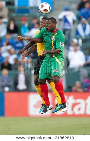 CARSON, CA. - 6 giugno: Grenada F Delroy Facey #8 (R) & Jamaica D Jermaine Taylor #6 (L) durante i 20