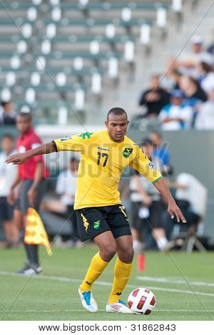 CARSON, CA. - 6 giugno: Giamaica M Rodolph Austin #17 in azione durante il gruppo CONCACAF Gold Cup 2011