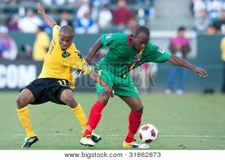 CARSON, CA. - 6 giugno: Grenada D Anthony Straker #15 (R) & Jamaica M Dane Richards #11 (L) in azione 