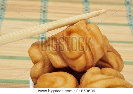 Nærbillede af nogle mantou og et par spisepinde