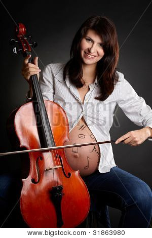 Těhotná žena s violoncello