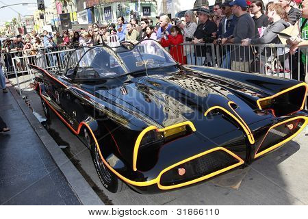 LOS ANGELES, CA - 5 APR: La Batmobile in una cerimonia dove Adam West è onorato con una stella su H
