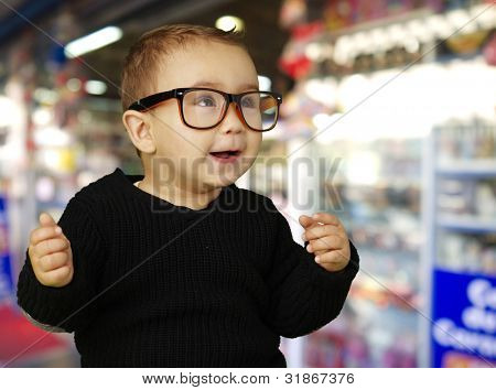 Портрет очаровательны kid, винтажные очки в магазине