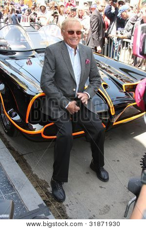 LOS ANGELES - 5 APR: Adam West, Batmobile presso la passeggiata di Adam West Hollywood di cerimonia stelle di fama 