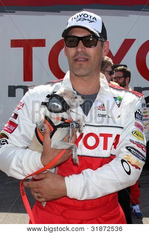 ลอสแองเจลิส - 3 apr: Eddie Cibrian ด้วยความช่วยเหลือสุนัขที่ 2012 โตโยต้า Pro/เซ เลบเมแข่งขันวันสื่อมวลชน 