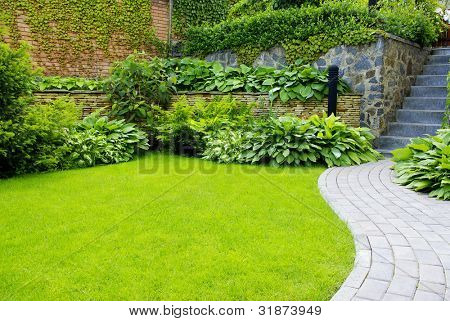 Garten Stein Weg mit Gras zwischen den Steinen wachsen