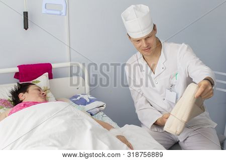 Belarus, Gomel, May 31, 2017. Central Hospital.doctor And Patient.medic At The Bedside Of A Sick Per