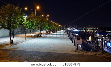 Warsaw, Poland. 25 August 2019. Vistulan Boulevards On The Western Side Of The River Vistula In Wars