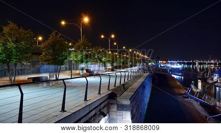 Warsaw, Poland. 25 August 2019. Vistulan Boulevards On The Western Side Of The River Vistula In Wars