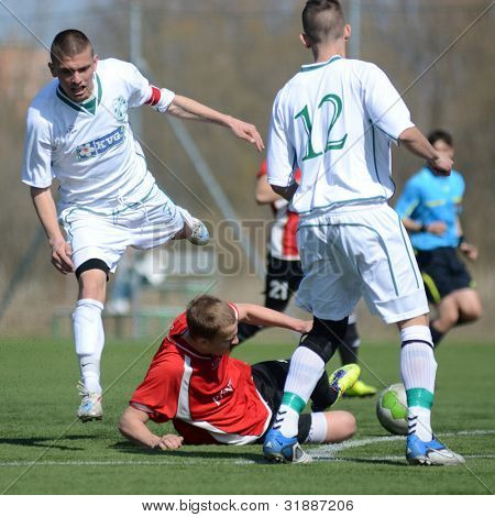 KAPOSVÁR, Hungria - 16 de março: Viktor Szepesi (12) em ação no Campeonato Nacional Húngaro u
