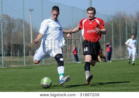 KAPOSVÁR, Hungria - 16 de março: Viktor Szepesi (L) em ação na ONU Campeonato Nacional Húngaro