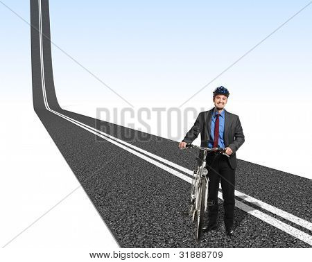 empresário sorridente com bicicleta e 3d forma de asfalto
