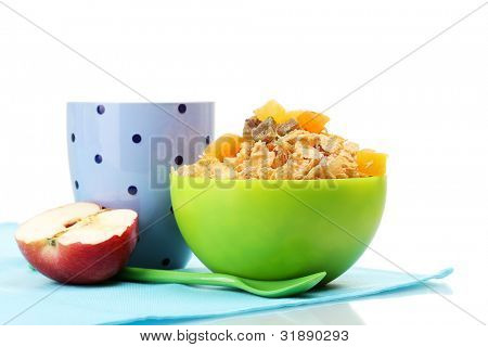 leckere Cornflakes in grüner Schale, Apple und Glas Milch, isoliert auf weiss