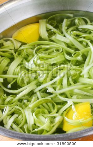 dilimlenmiş puntarelle soğuk su, puntarelle salata, işlem yemek vuruyor