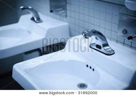 Bagno con tonalità di colore blu