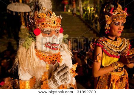 BALI, Indonesien - APRIL 4: Præsentation af traditionelle balinesiske kvinder Kecak brand dans på April 4, 2