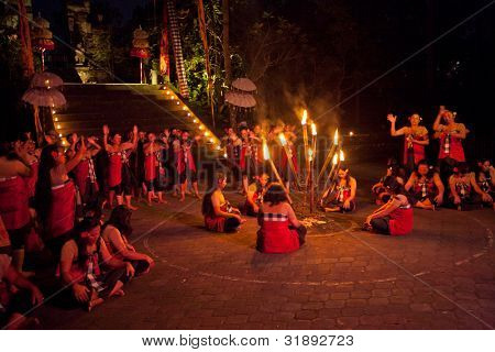 BALI, Indonesien - APRIL 4: Præsentation af traditionelle balinesiske kvinder Kecak brand dans på April 4, 2