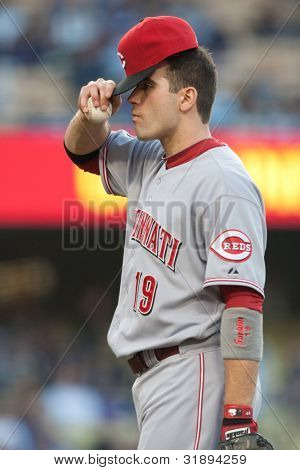 LOS ANGELES - 13 Haziran: Cincinnati Reds 1B Joey Votto #19 Ju Major League Baseball oyun sırasında