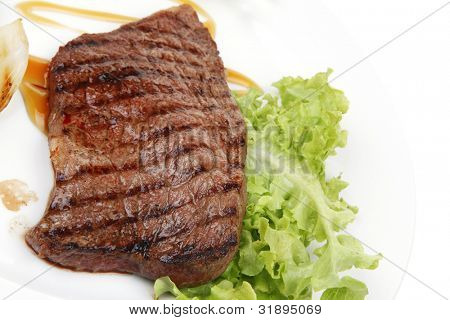 肉料理: ステーキ骨なし分離料理 ov にグリーン レタス サラダ ロースト オニオンと