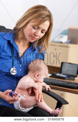 หมอเด็ก vaccinating ของ UK