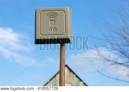Improving Coverage Of Mobile Internet Signal With 4g Antenna In Cottage House.