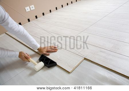  Arbejderen om et gulv med laminatgulv bestyrelser