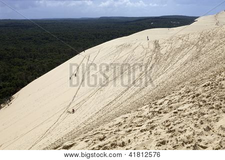 PYLA SUR MER, FRANCE - 8 août : Les gens visite de la célèbre dune du Pyla, la plus haute dune de sable d'E