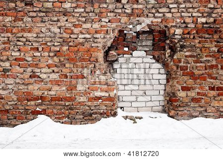 Neve e muro di mattoni