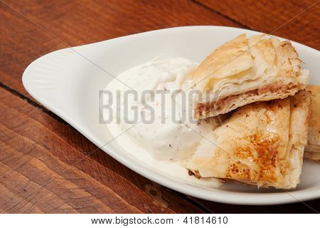Frisches Baklava mit Eis