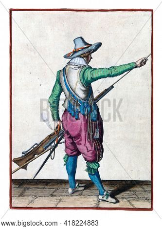 A soldier, full-length, to the right, seen from the back, holding a musket,  with his left hand by his left thigh and pulling the ramrod from the holder under the barrel with his right hand.