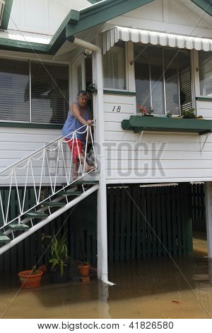 Brisbane, Australien Januar 28: unidentifizierte residente Umfragen Hochwasser Schaden von ex-tropische Cyclo