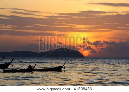 Hermoso amanecer en la isla de Rawai Phuket Tailandia con larga cola barco Ruea Hang Yao