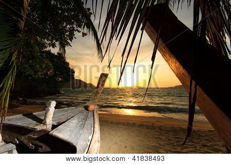 Hermoso amanecer en la isla de Rawai Phuket Tailandia con larga cola barco Ruea Hang Yao