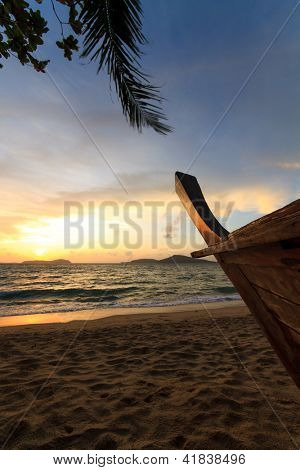 Hermoso amanecer en la isla de Rawai Phuket Tailandia con larga cola barco Ruea Hang Yao