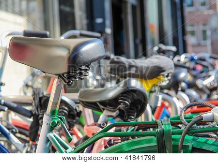 Detalje af cykler parkeret på gaden