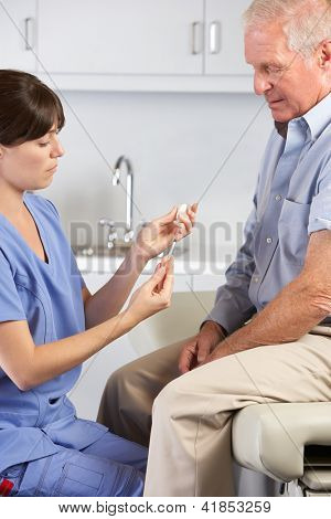 Doktor dává mužský pacient injekce
