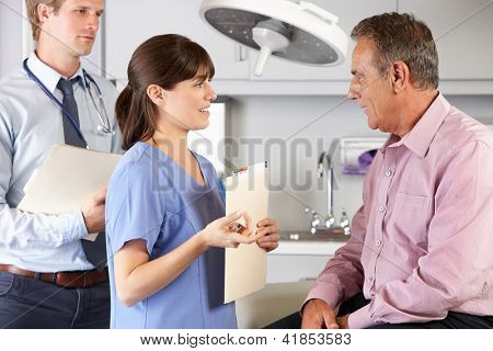 Paciente masculino, siendo examinado por el médico y pasante