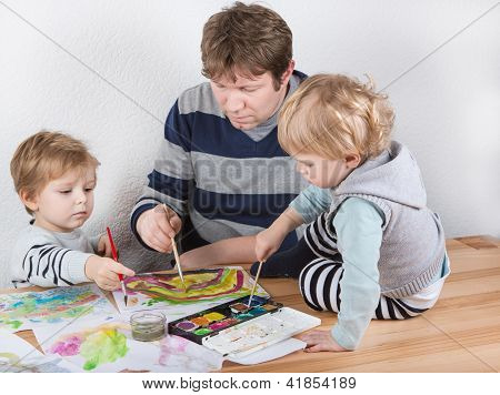 พ่อและพี่สองน้อยชายน้องมีภาพวาดสนุก