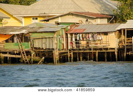 Bangkok, Thailandia - case fatiscenti dal fiume Chao Praya