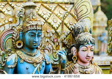 Shiva onun karısı Parvati geleneksel Hindu tapınağı ile